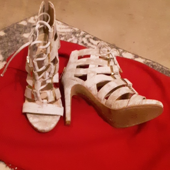 Vince Camuta.  Lace up shoe @ zipper back - Picture 2 of 8